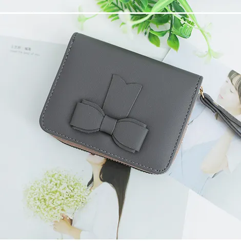 Customized Brand Designs Women Fake PU Leather Wallets Lady Card Holder Classic Purse Mini Short Zipper Wallet for Girls with Bow