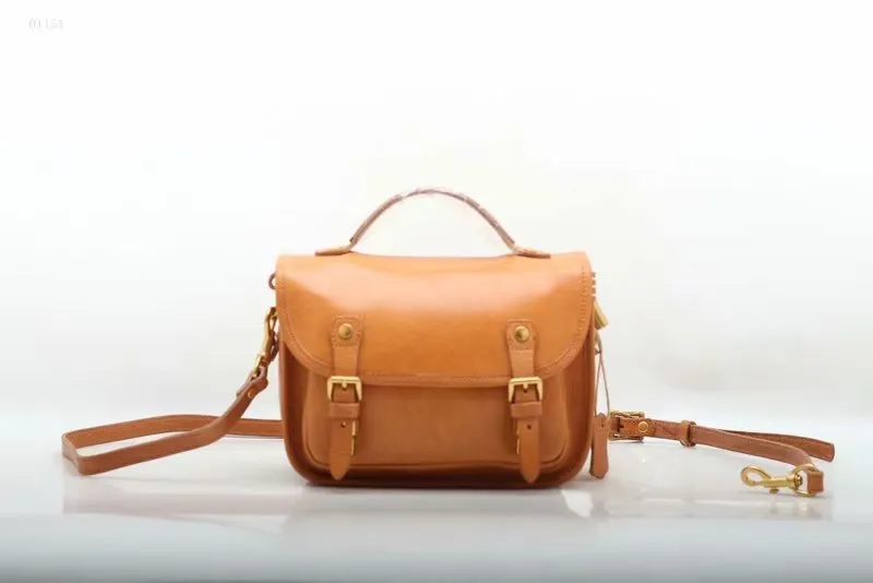 Imported Cowhide Vegetable Tanned Japanese and Korean Version of The Classic Trend Characteristics Postman Bag Street Cool Fashion Woman Bag (F01151)