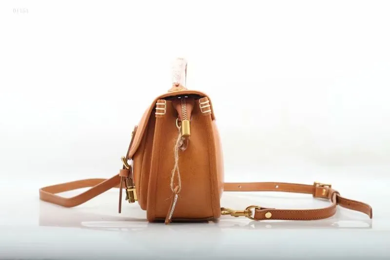 Imported Cowhide Vegetable Tanned Japanese and Korean Version of The Classic Trend Characteristics Postman Bag Street Cool Fashion Woman Bag (F01151)